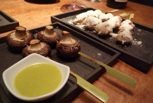 お客様のお洒落なコート姿・ワインで焼き鳥。_f0181251_18124087.jpg