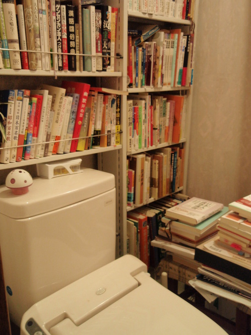 １００冊以上の本に囲まれたトイレ_e0249060_2131342.jpg