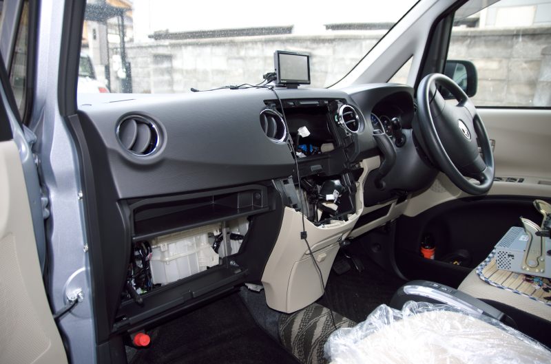 社長の車にcdチェンジャーを取り付け ビール最高