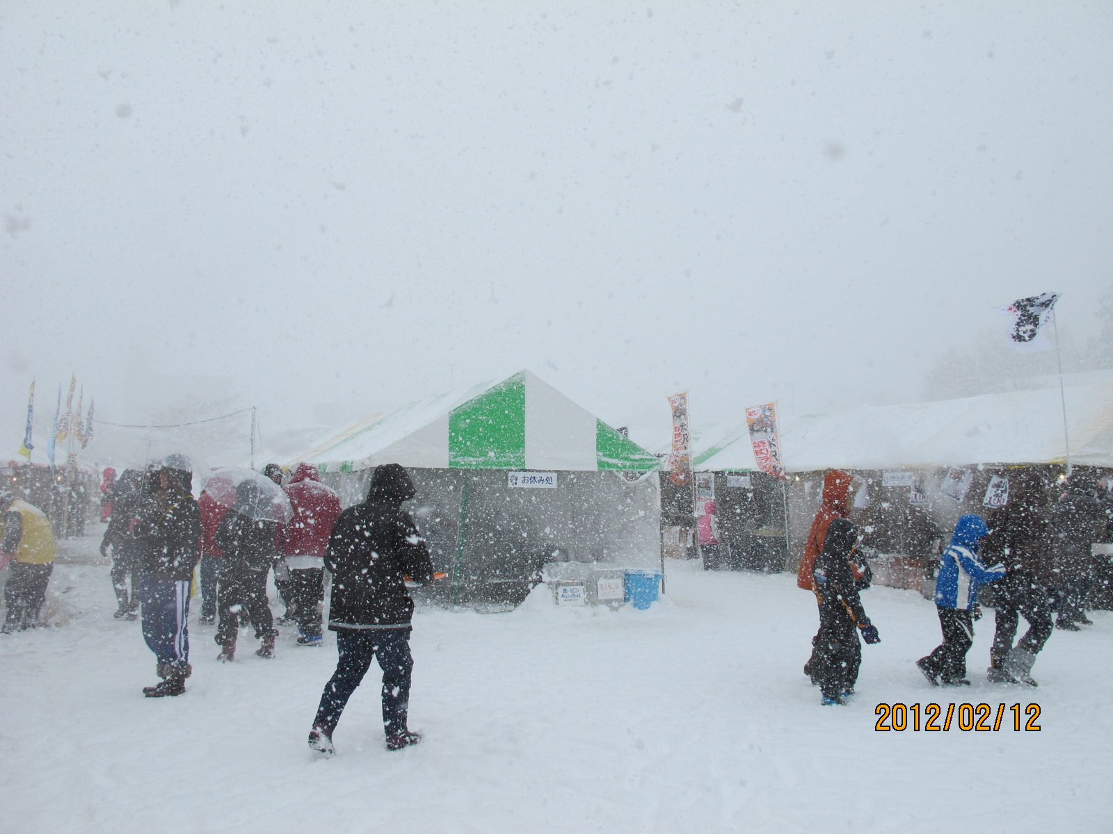 猛吹雪の上杉雪灯篭まつり会場の松岬公園_c0075701_19343853.jpg