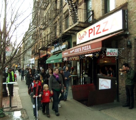 NYを代表する老舗のピザ屋 Joe\'s Pizza_b0007805_7325057.jpg