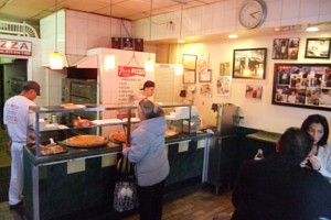 NYを代表する老舗のピザ屋 Joe\'s Pizza_b0007805_7331674.jpg