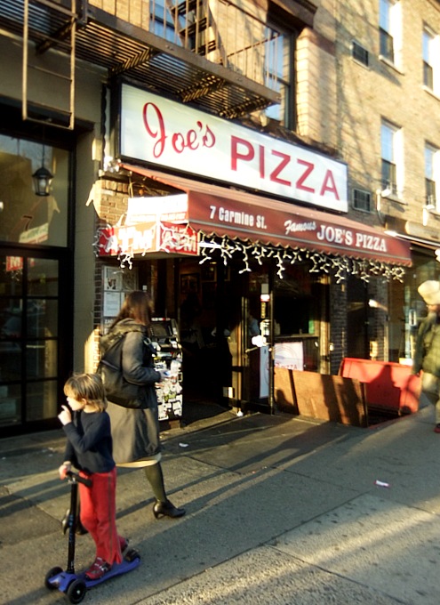 NYを代表する老舗のピザ屋 Joe\'s Pizza_b0007805_7334285.jpg