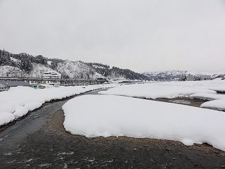 魚野川の流れと曇り空_a0084753_1559024.jpg