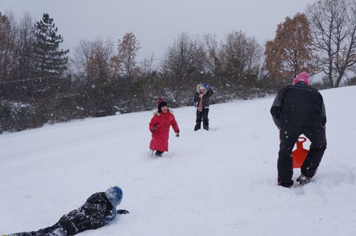 大人も子供も雪遊び_f0106597_1502210.jpg