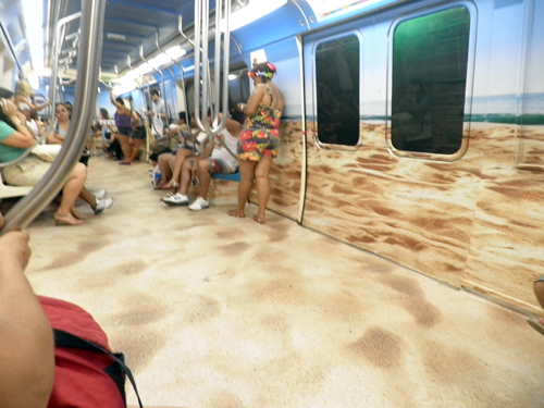 地球の真裏☀真夏のRIO DE JANEIROの地下鉄はこんなです→_b0032617_2012732.jpg
