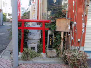 高円寺の入利弁天さま_e0249060_1965674.jpg