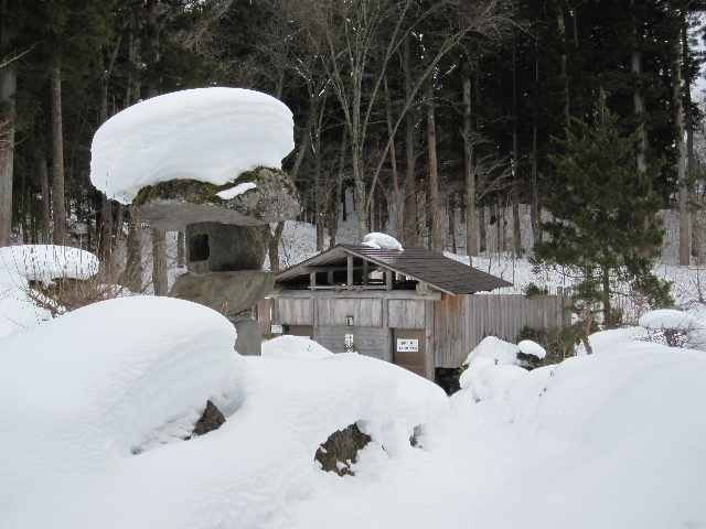 中の沢温泉の雪に埋もれた露天風呂_c0141223_17454880.jpg