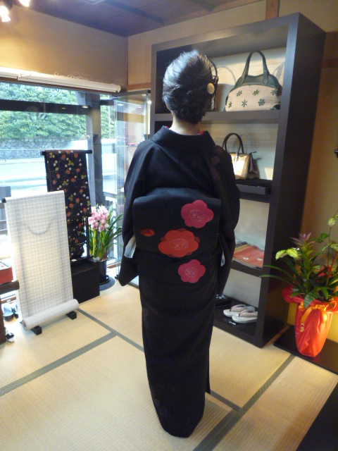 加藤ますえさん・結城紬に梅の帯とピンクの半襟。_f0181251_18312435.jpg