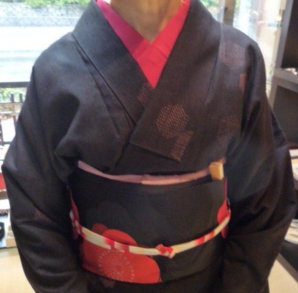 加藤ますえさん・結城紬に梅の帯とピンクの半襟。_f0181251_18333623.jpg