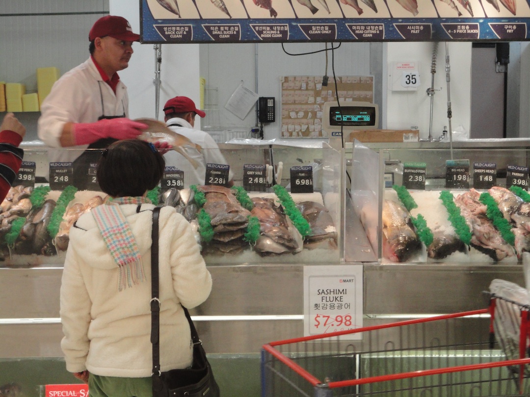 H マートの魚売り場 ボーダはゆく H マートの魚売り場 ボーダはゆく