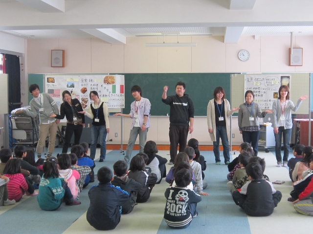 新潟市立巻南小学校にて「とつげき!!世界の食文化」のワークショップを実施しました。_c0167632_15161350.jpg