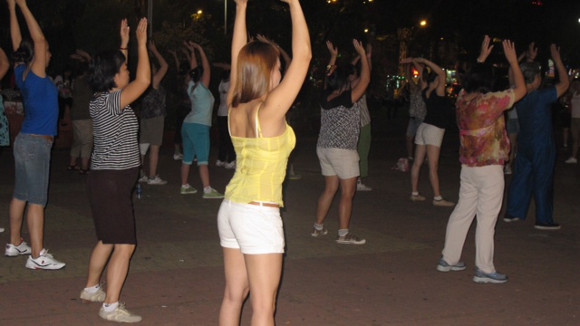 公園でエアロビダンス？してる女性たち…たしかに一人ててやってても続かないもんねw_e0099496_2422864.jpg