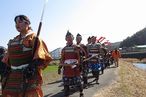 武者行列が飯江川沿いを出陣（九州平家伝説ＩＮみやま）_a0137997_20204395.jpg