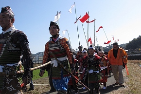 武者行列が飯江川沿いを出陣（九州平家伝説ＩＮみやま）_a0137997_20214782.jpg