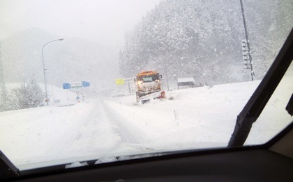智頭辺りまで来れば雪無いかもっと思ってたのに.....甘かったです!..._b0194185_2381734.jpg