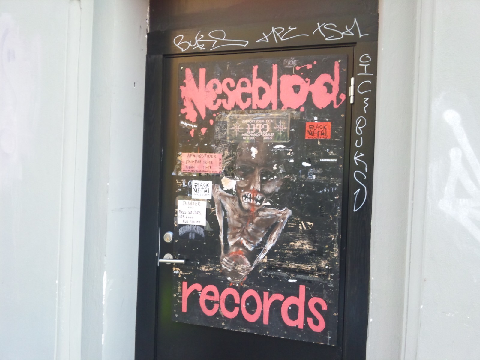 Norway、Osloのレコード屋(NESEBLOD RECORDS/Råkk & Rålls Nåstalgi)_a0087389_4192560.jpg
