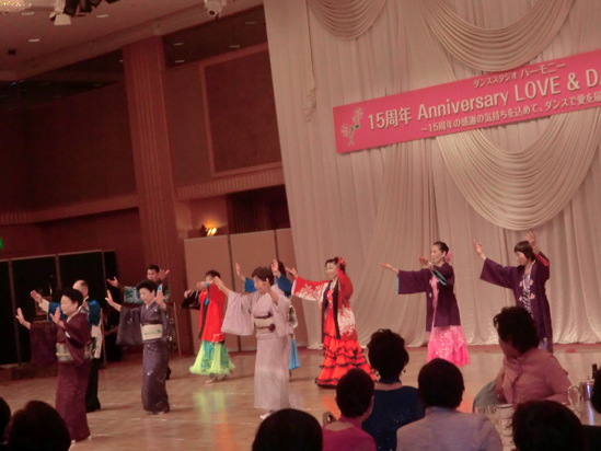 ダンスパーティーに出演_e0119092_12131346.jpg