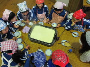 服間小学校の大豆加工体験_e0061225_16165368.jpg