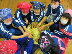 服間小学校の大豆加工体験_e0061225_16171083.jpg