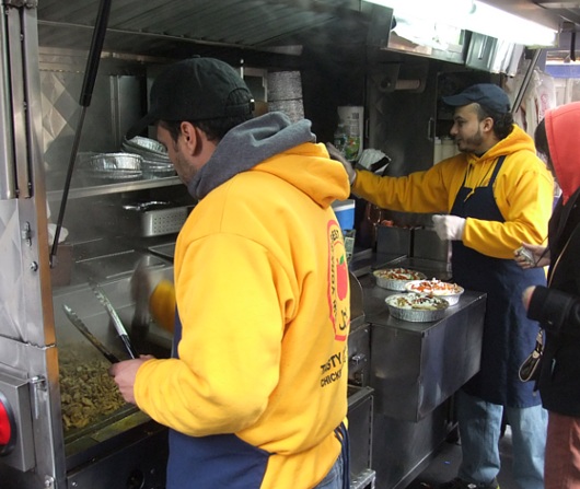 ニューヨークのミッドタウンにある行列のできる屋台　Halal Food at 53rd & 6th_b0007805_15481216.jpg