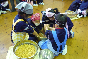 南中山小学校の大豆の加工体験がありました。_e0061225_1342534.jpg
