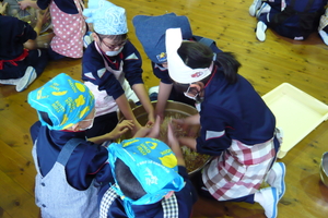 南中山小学校の大豆の加工体験がありました。_e0061225_134286.jpg