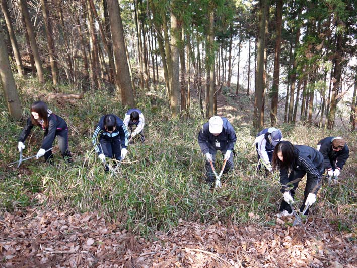 六国見山がさらにきれいに、岩瀬中３年生が恒例の手入れ_c0014967_9265680.jpg