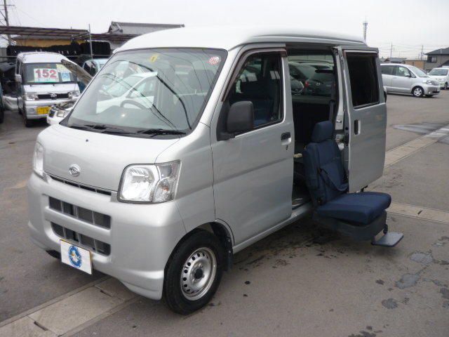 ★おすすめ車★ハイゼットカーゴ 福祉車両 リヤシートリフト車(o^-\')b_c0213517_1243986.jpg