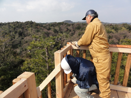 みさき里山クラブ定例活動日：展望台建設１５日目…階段手すり取付_c0108460_18101132.jpg