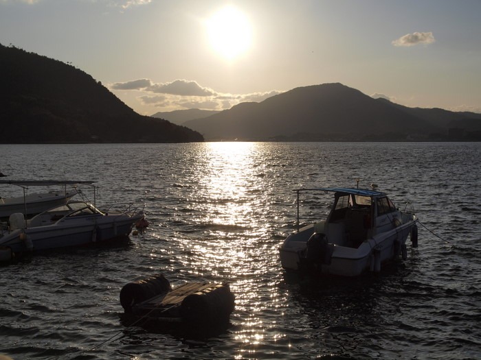 宮島エネ散策 その8(夕暮れの海と宮島の港)_c0116915_035298.jpg