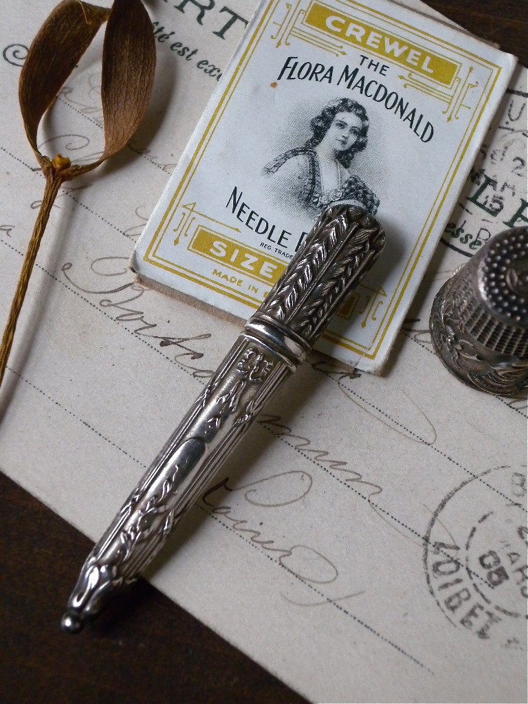 Needle Case 銀のニードル・ケース : 満月アンティーク