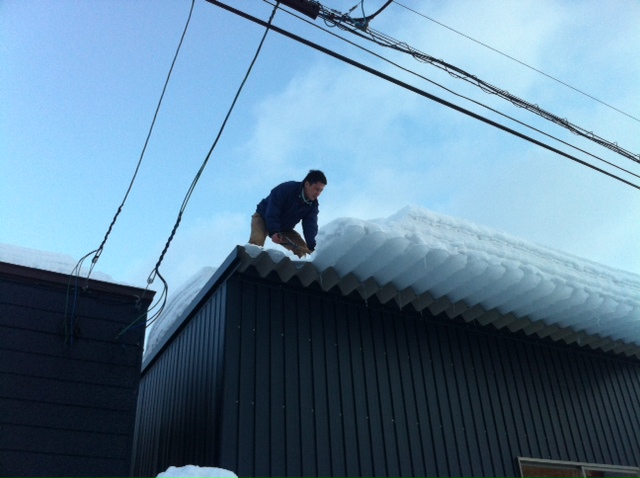 ☆屋根からの落雪にご注意下さい!!☆(伏古店)_c0161601_207486.jpg