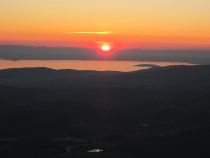 雪山と夕日と湖と_f0234936_62412.jpg