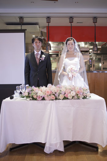 花見小路のバラの花 1.5次会会場装花 ポールボキューズ銀座様_a0115684_2313523.jpg