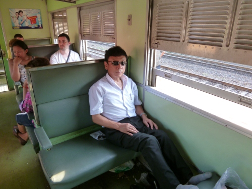 タイの鉄道３等列車に乗車しました_b0100062_22473544.jpg