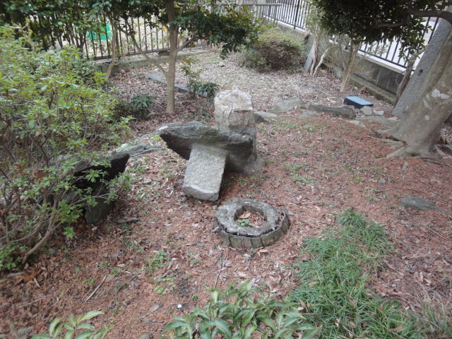庭の石灯籠を修復しました。_b0124462_5265586.jpg