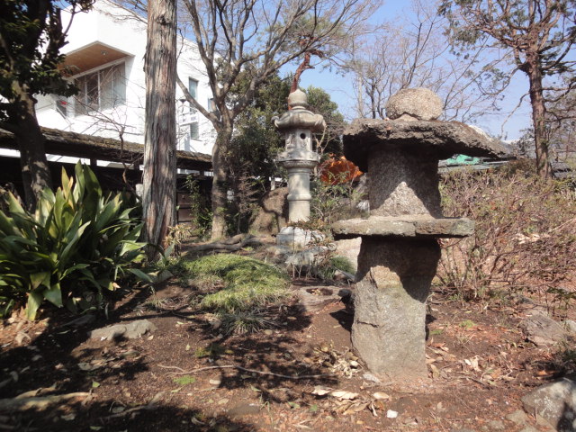 庭の石灯籠を修復しました。_b0124462_5395555.jpg
