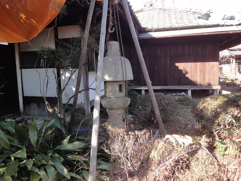 庭の石灯籠を修復しました。_b0124462_545043.jpg