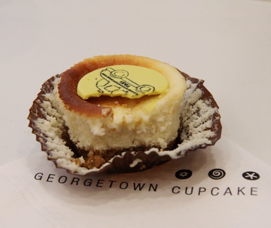 テレビのリアリティ番組でも有名なカップケーキ屋さん、Georgetown Cupcakeのニューヨーク1号店オープン!!!_b0007805_16215519.jpg