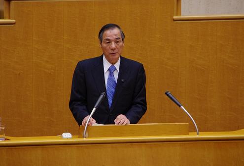 ２月２８日　２月議会で鈴木孝昌団長が代表質問_d0225737_13121253.jpg