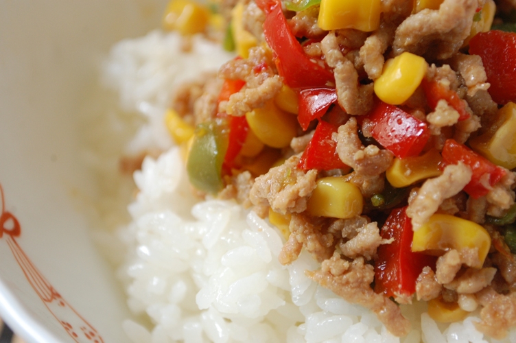 かくれマヨご飯のカラフル丼_d0104926_510521.jpg