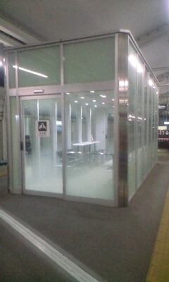 駅ホームの待合室（１）_e0007279_9245890.jpg