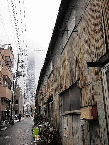 高い塔と、低い発想。_b0141773_2239225.jpg