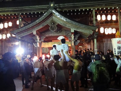 裸押し合い祭り夜の部_a0084753_1637116.jpg