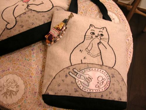 ネコ好き必見のバッグ、刺繍がすごいです_f0129557_15234138.jpg