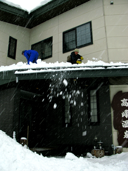 屋根の雪下ろし_e0120896_63245100.jpg