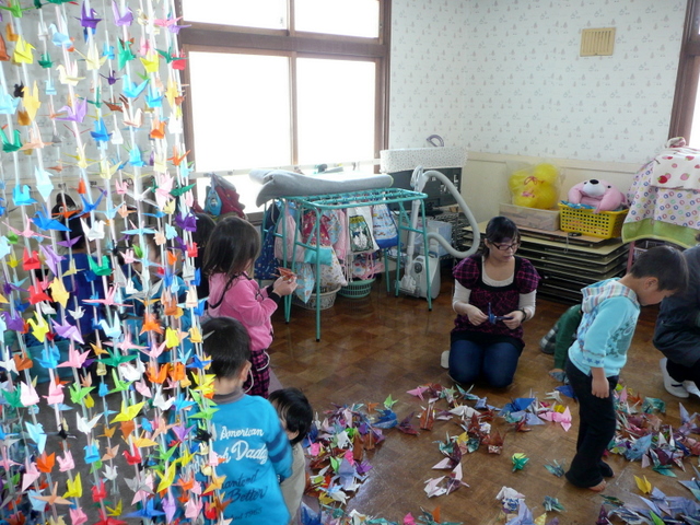 清泉幼稚園園児がリサイクルカレンダーで折り鶴をつくる。_c0168442_2044736.jpg