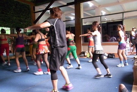 地元イブ達にまぎれて ♪僕は このダンスをする♪ ＠ Ubud Gym_a0074049_22484294.jpg