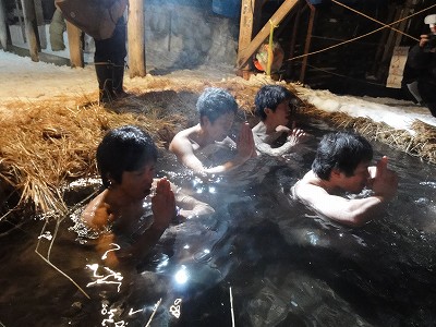 凛々しい青年団の水行_a0084753_9522888.jpg